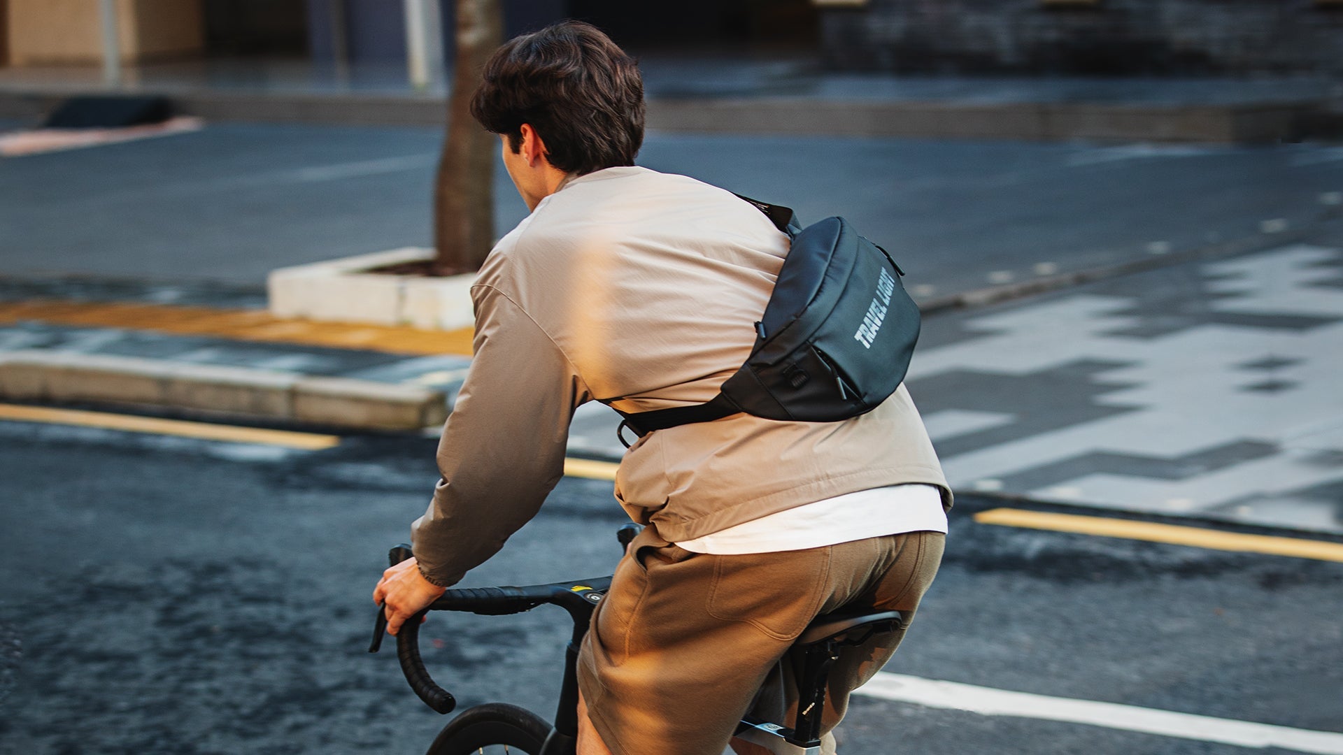 Cyclist wearing Mark Ryden anti-theft bag on city street - Black Friday early bird special