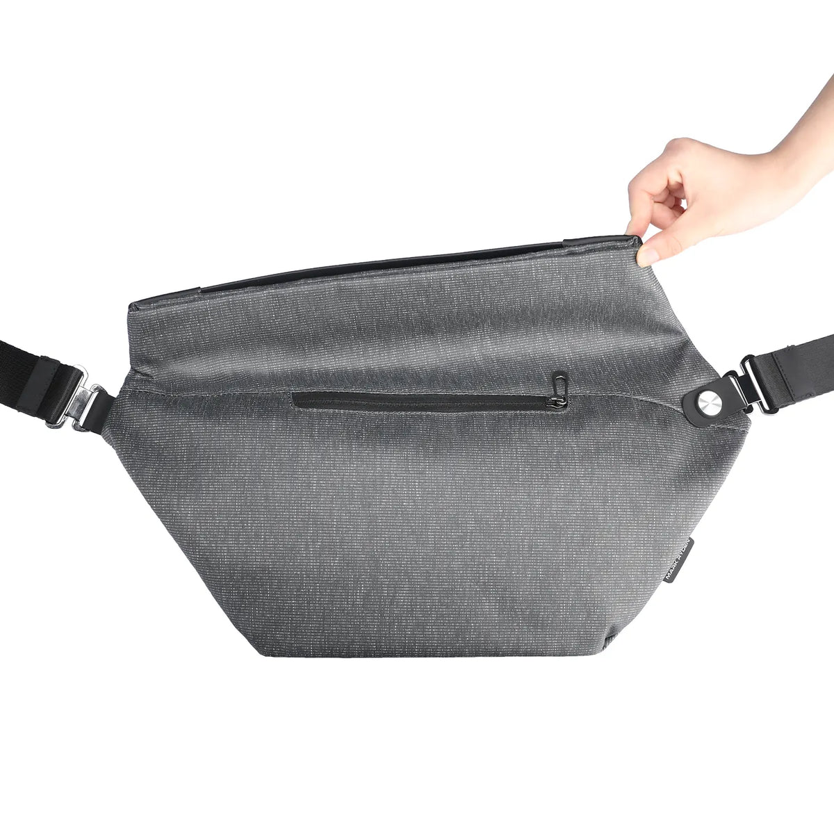 Pelmeen: Streamlined Design Style For Daily Traveling Chest Bag