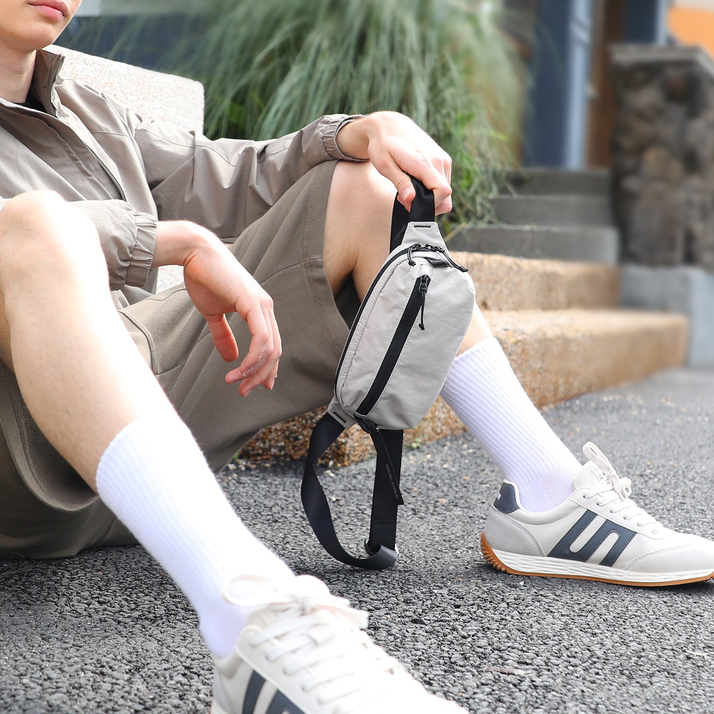 Mark Ryden Global AeroSling ultra-light anti-theft crossbody bag with RFID, gray/black, modern traveler