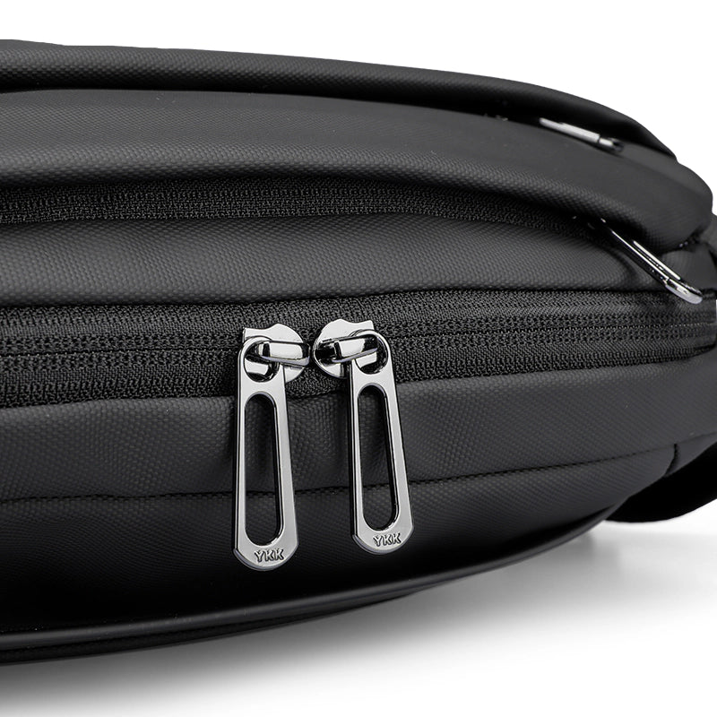 Mark Ryden Global - Black leather Fingon Ⅰ messenger bag with silver zipper detail
